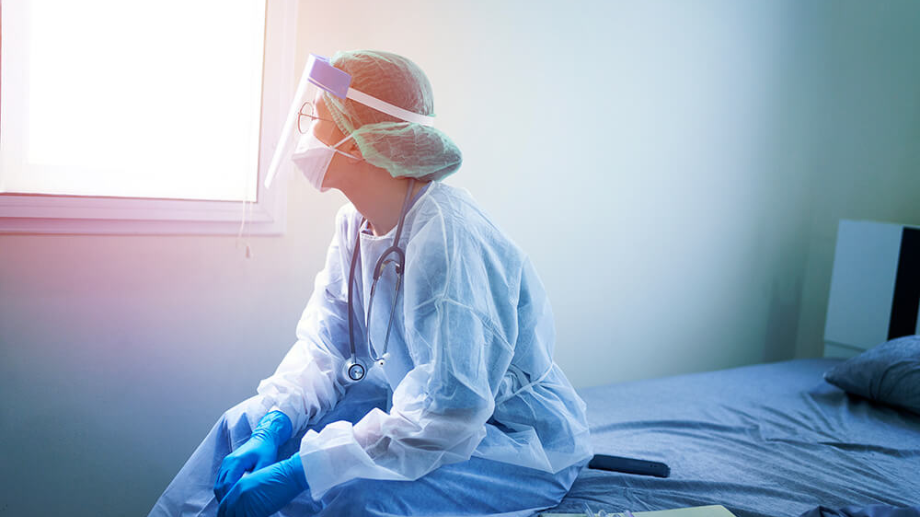  kvinna sitter i skyddskläder